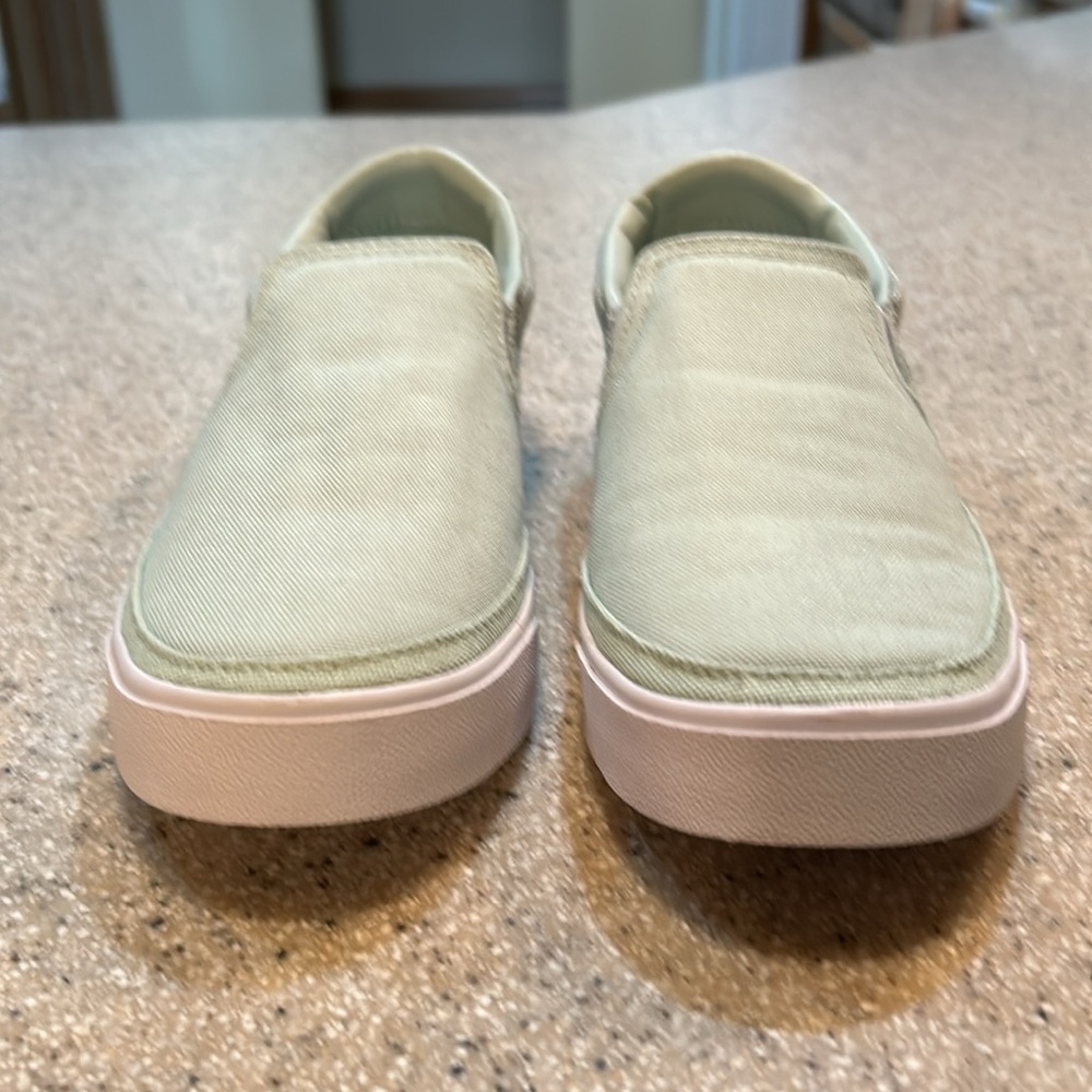 NWOB Nike slip on sneakers Size 7.5M. - Picture 6 of 9